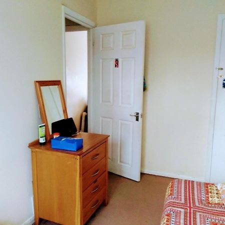 Comfortable Double Bedroom In London Hornchurch Екстериор снимка