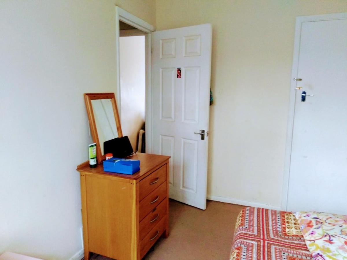 Comfortable Double Bedroom In London Hornchurch Екстериор снимка