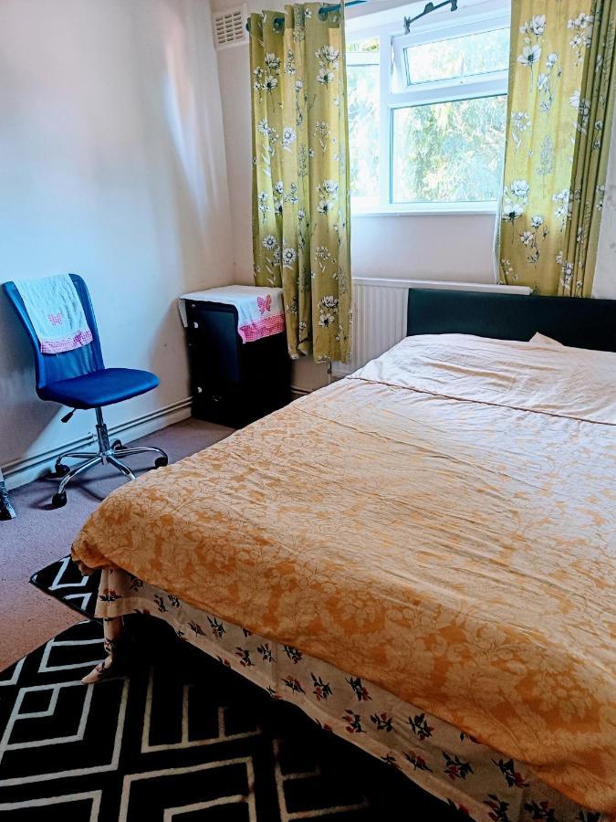 Comfortable Double Bedroom In London Hornchurch Екстериор снимка